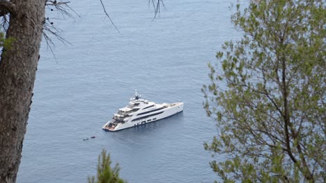 Maravillosa-Vista-Desde-La-Costa-Oeste-De-Mallorca-Hacia-El-Agua-Azul-Clara