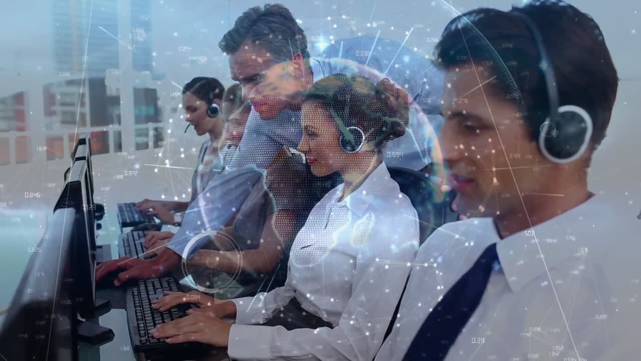 animación del procesamiento de datos sobre diversas personas de negocios que usan auriculares telefónicos