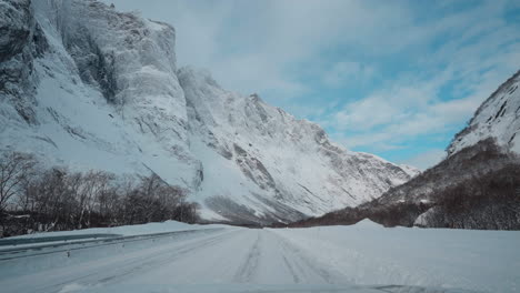 Imágenes-En-Primera-Persona-De-Un-Recorrido-Panorámico-En-Invierno,-Con-Carreteras-De-Montaña-Nevadas-Y-La-Impresionante-Vista-De-Trollveggen