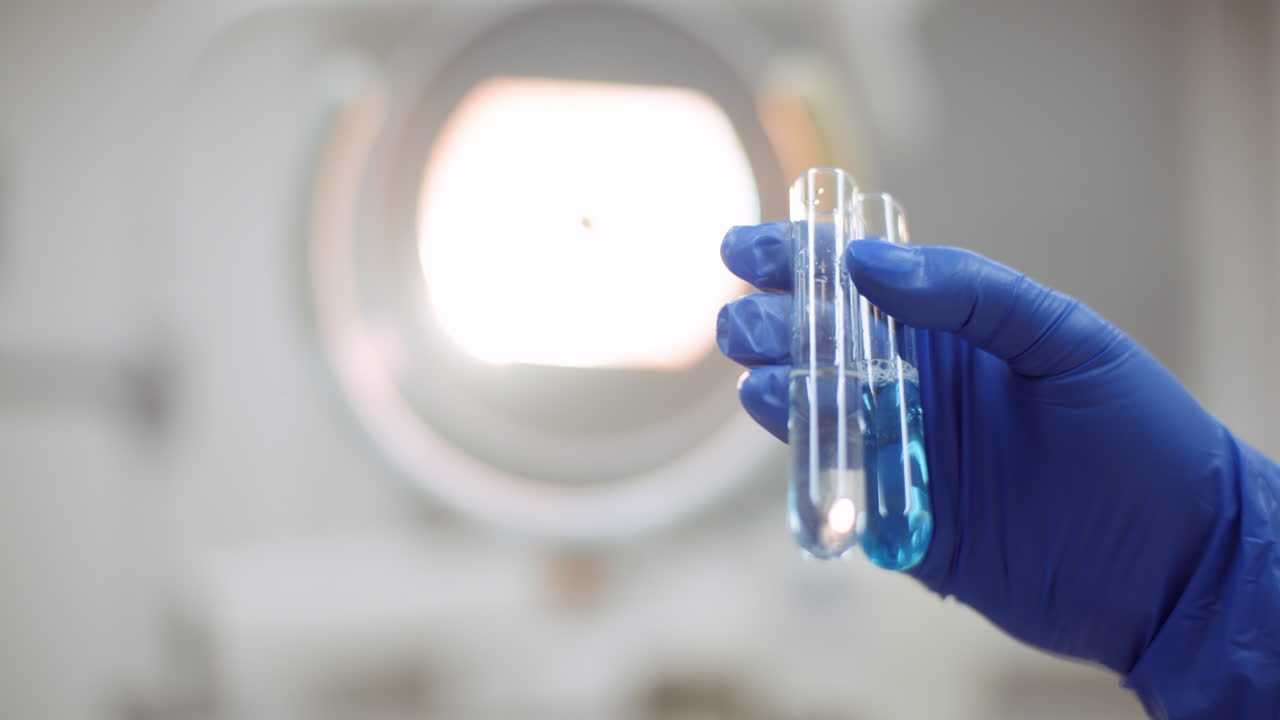 retrato de una científica con una pipeta analiza un líquido para extraer el adn en el laboratorio 9