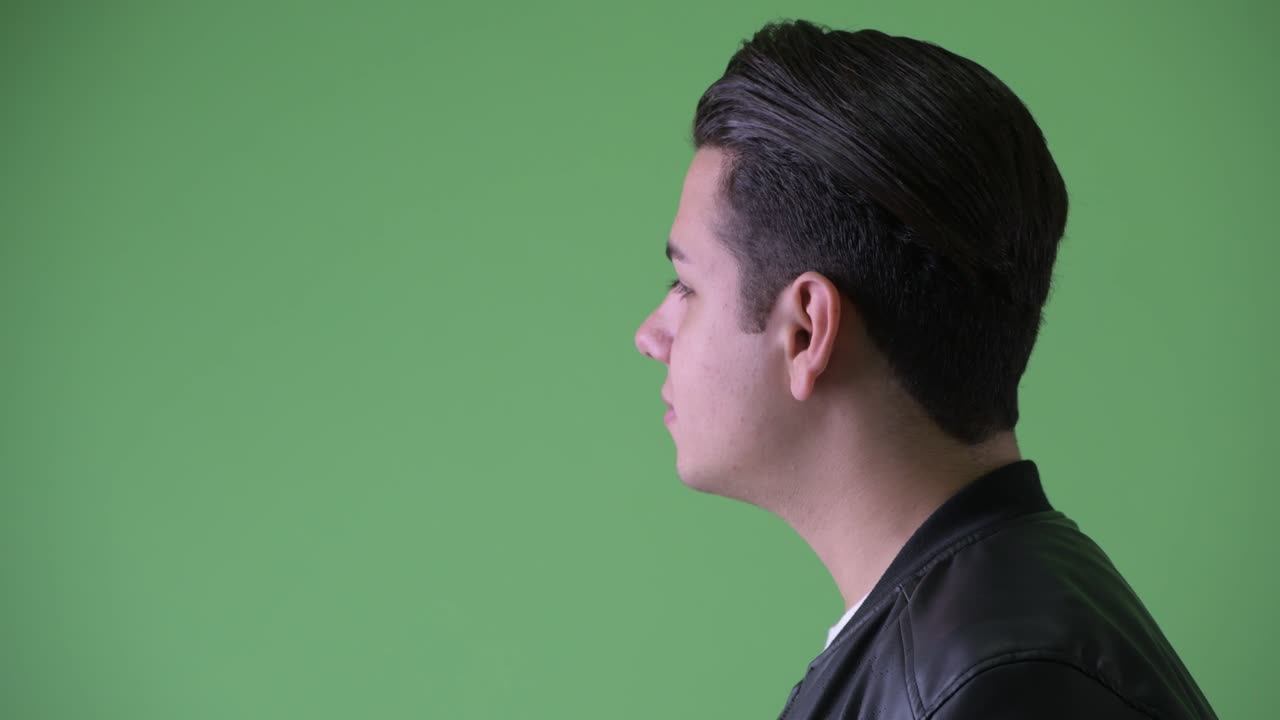 가죽 재을 입은 젊은 잘생긴 다민족 남자