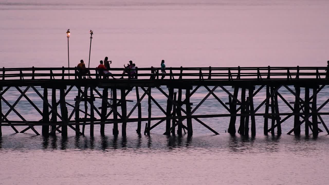 몬 다리는 태국 상클라에 위치한 오래된 목조 다리입니다.