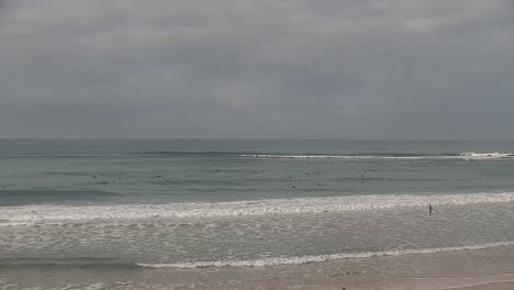 Amplia-Vista-Del-Surfista-En-Tabla-De-Surf-Hidroala-Montando-Olas-Del-Océano-Azul