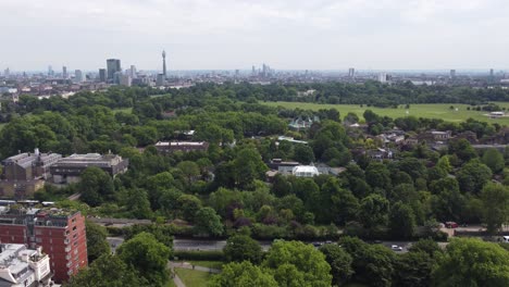 Regents-Park-London-City-Skyline-Y-Bt-Tower-En-Vista-Aérea-De-Drones-A-Distancia