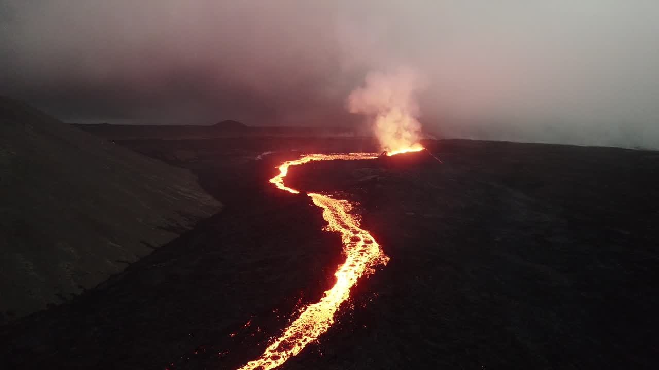 Droneopptak fra middels vinkel av Litli Hrútur-vulkanen på Island med tåke og røyk.