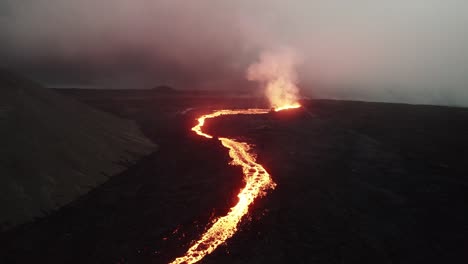 Mittelwinkel-Drohnenaufnahme-Des-Vulkans-Litli-Hrutur-In-Island-Mit-Nebel-Und-Rauch