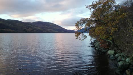 Beautiful-autumn-morning-at-Loch-Earn-in-the-Scottish-Highlands--Drone-rising