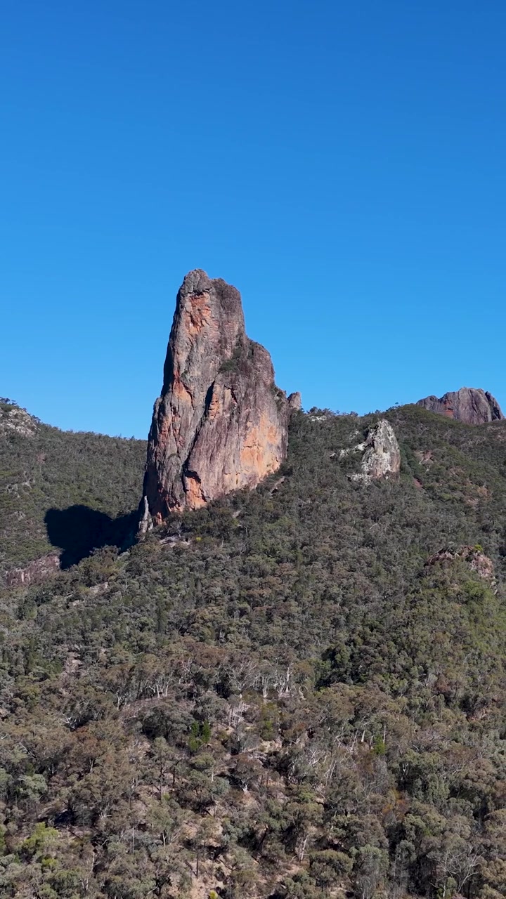 Ripresa panoramica della formazione rocciosa Breadknife e delle cime vulcaniche nel Parco Nazionale di Warrumbungle, Australia