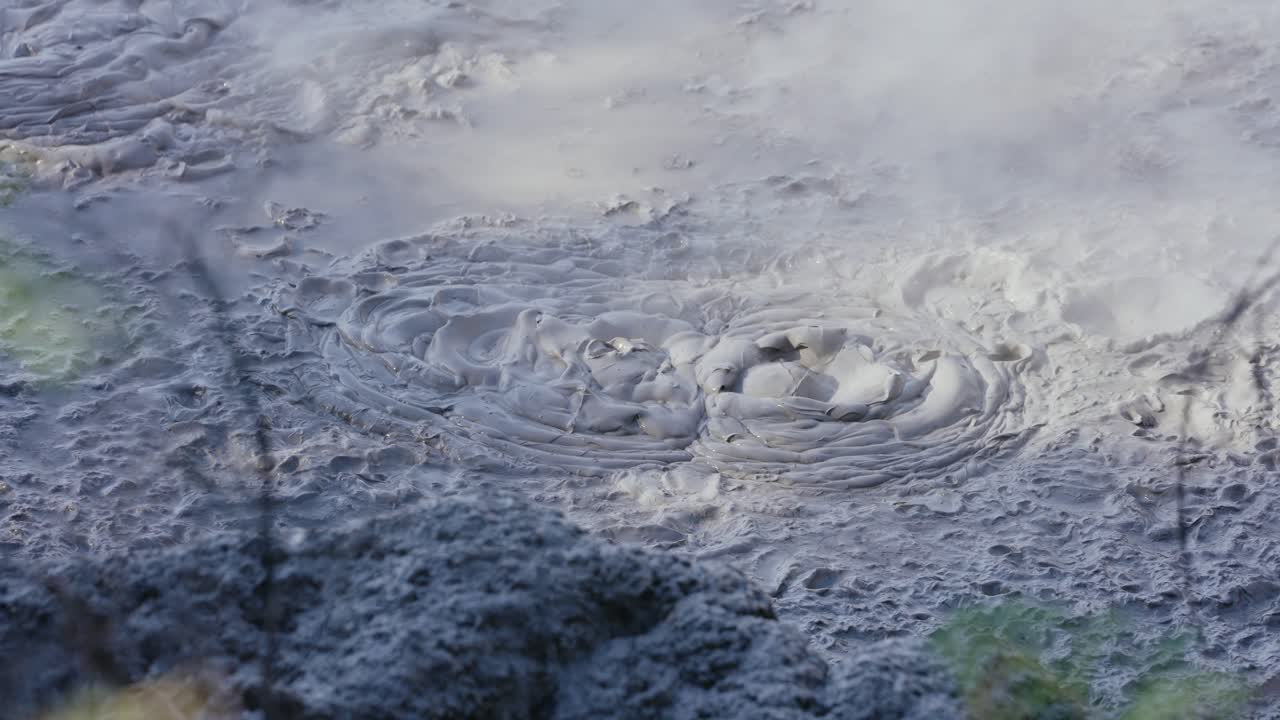 piscina de barro volcánico geotérmico caliente hirviendo, tiro de cerca lago de vapor burbujeante barro y vapor satisfactorio