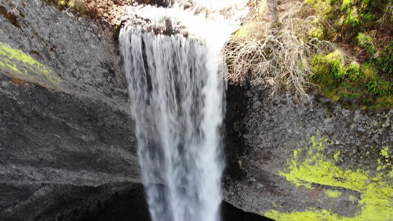 parte superior de una cascada en la naturaleza