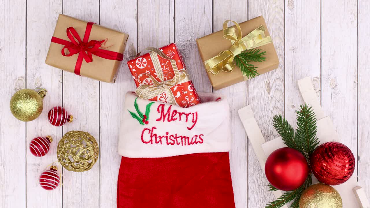 크리스마스 장식품은 나무 테마에 나타나고 선물은 크리스마스 양말에 들어갑니다.