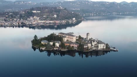 Cinematic-view-of-San-Giulio-Island