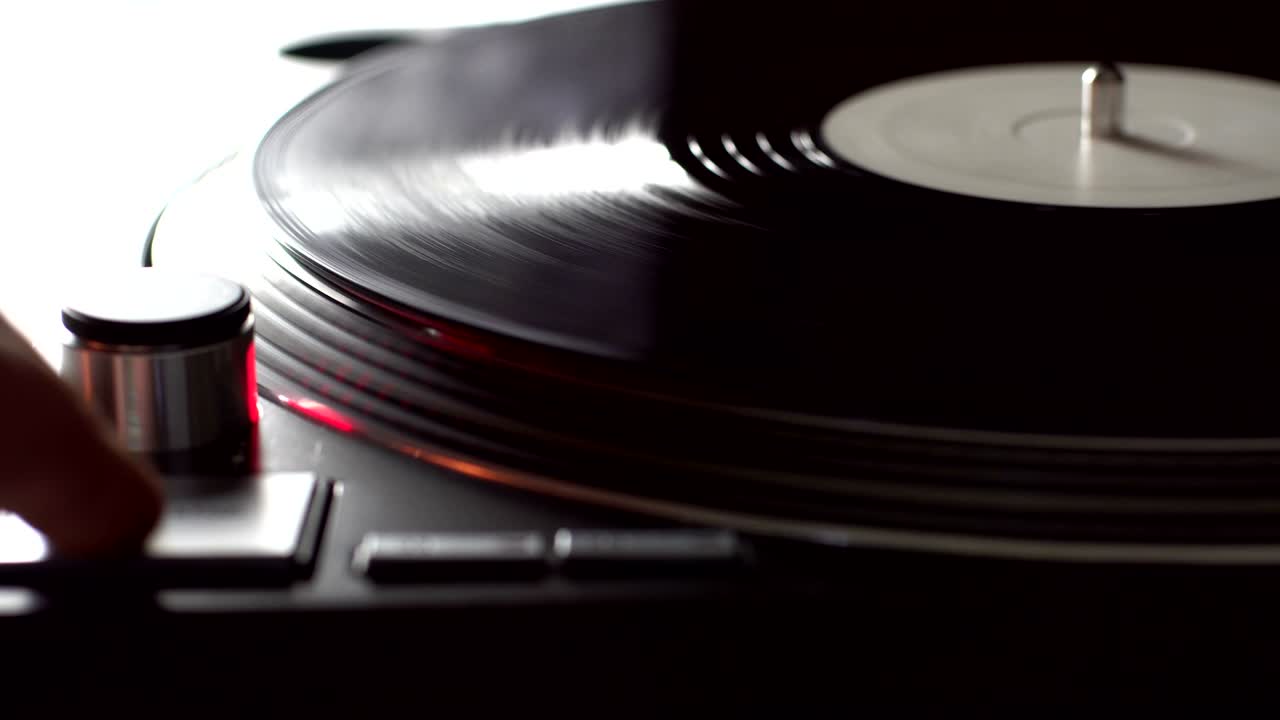 회전하는 회전판에 dj 헤드