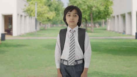niño de escuela indio serio mirando a la cámara