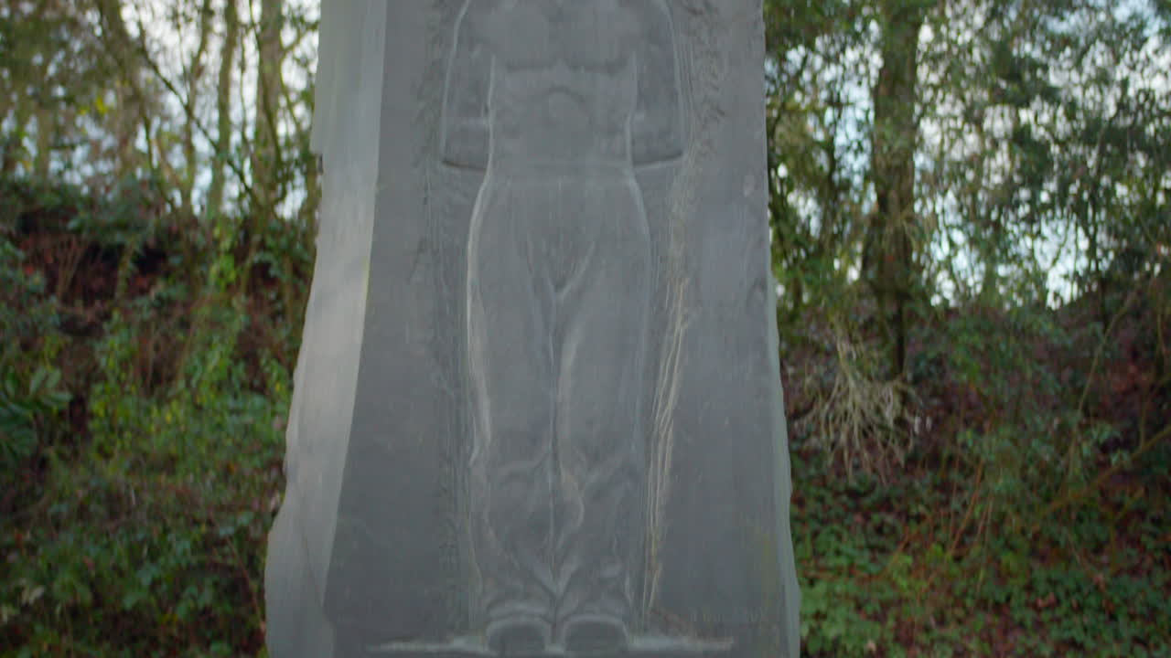 conmemoración de piedra del monumento aux fusillés de belle-beille en el parque de san nicolas, enfados, francia