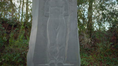 Conmemoración-De-Piedra-Del-Monumento-Aux-Fusillés-De-Belle-beille-En-El-Parque-De-San-Nicolas,-Enfados,-Francia