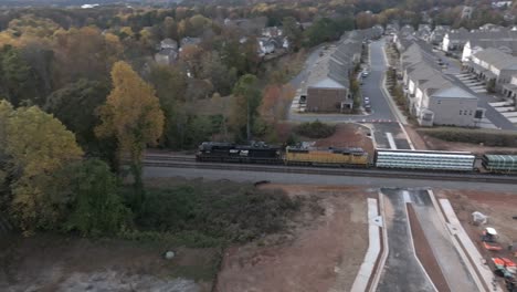 tomada cinematográfica de un avión no tripulado de un tren de carga que transporta tubos de acero, atlanta, georgia, estados unidos