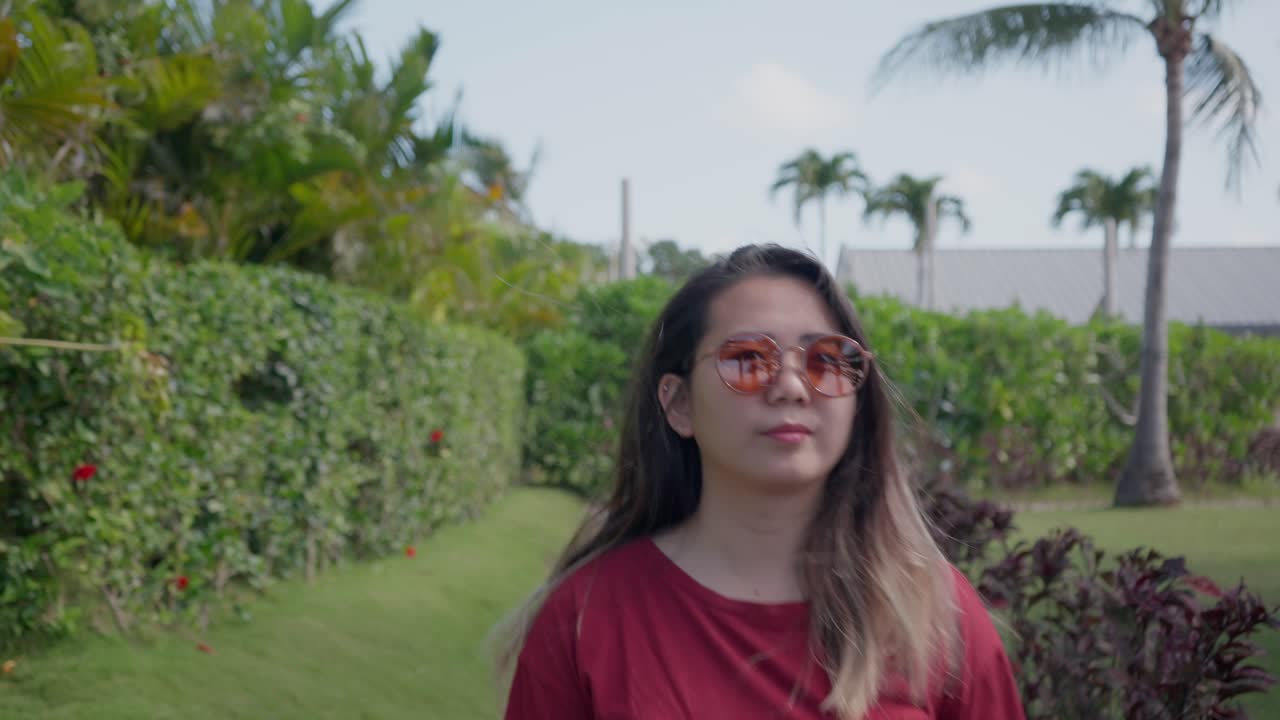 vista frontal de una niña caminando en un parque durante una mañana ventosa