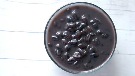 frijoles negros en un cuenco de vidrio