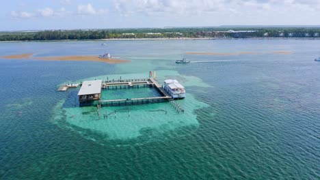 vista superior del parque oceánico ubicado en aguas tropicales para aventuras al aire libre, punta cana