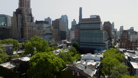 vista aérea ascendente del horizonte de brooklyn desde el lado oeste, verano en nueva york
