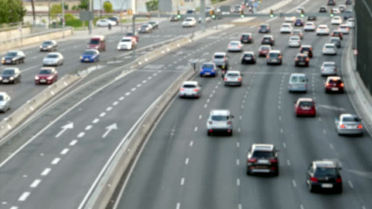 размытая городская дорожная сцена.