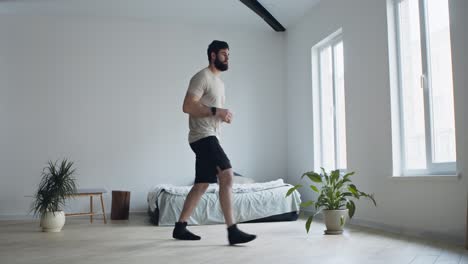 hombre haciendo lunges en casa