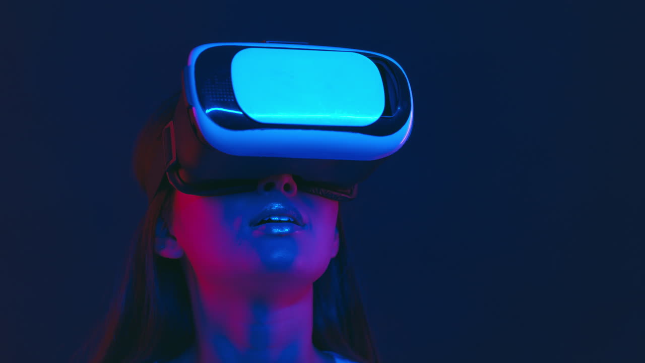 wanita mengalami realitas virtual