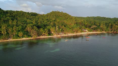 Barcos-Flotando-En-El-Mar-En-La-Isla-Tropical-De-Filipinas.