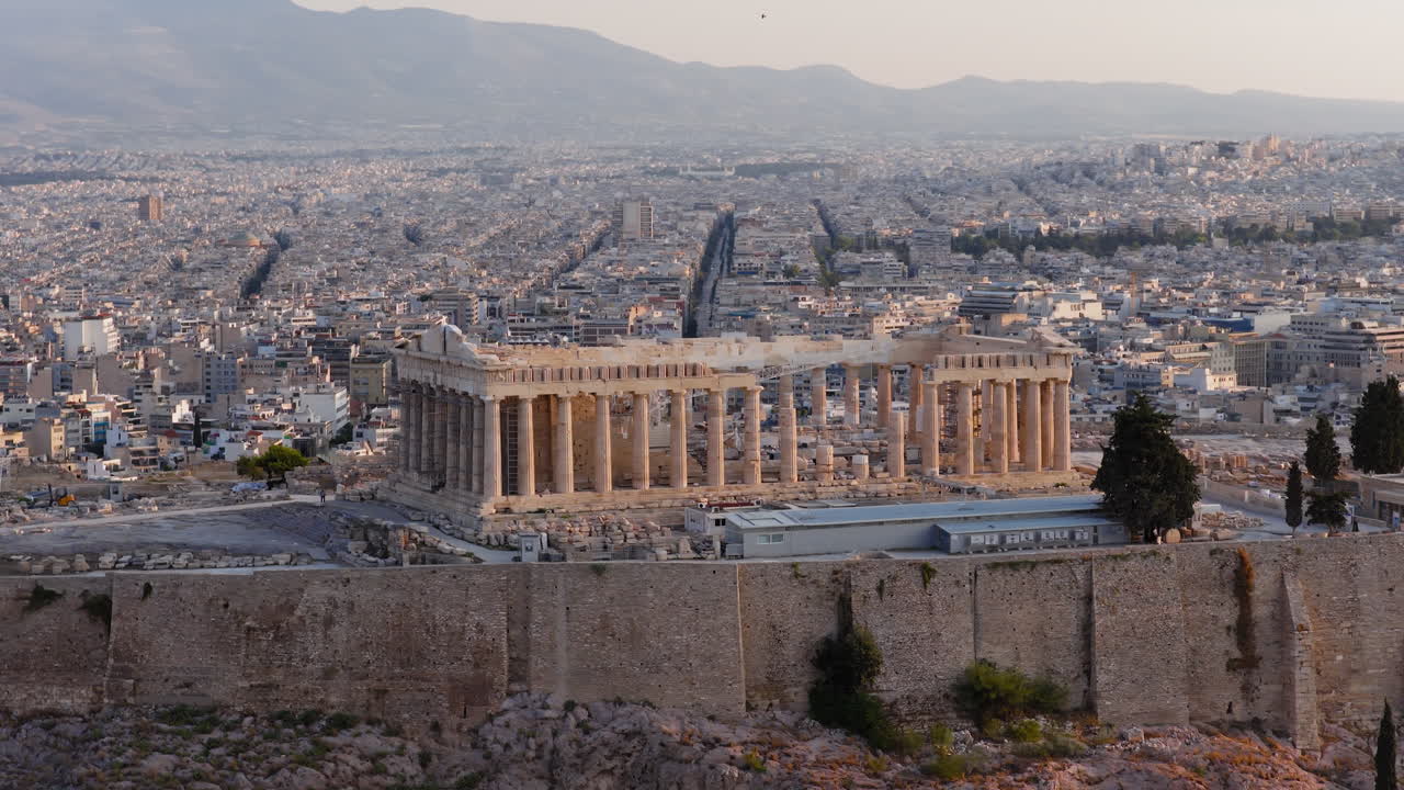 Kuil Parthenon di Acropolis Athena, monumen Yunani kuno, drone udara