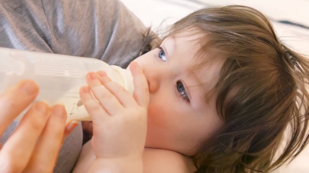 엄마 가 아기 에게 우유 를 먹이는 것