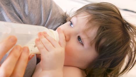 madre alimentando de leche a su bebé