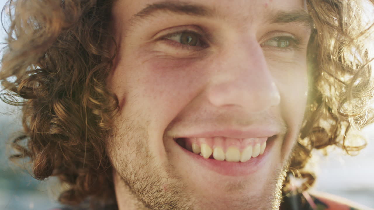 retrato feliz, hombre y sonrisa en la playa