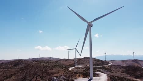 Parque-Aéreo-De-Energía-Eólica-En-La-Montaña-Griega-Cerca-De-La-Ciudad-De-Veroia-Durante-Un-Hermoso-Día-Soleado-Con-Cielo-Azul,-Grecia