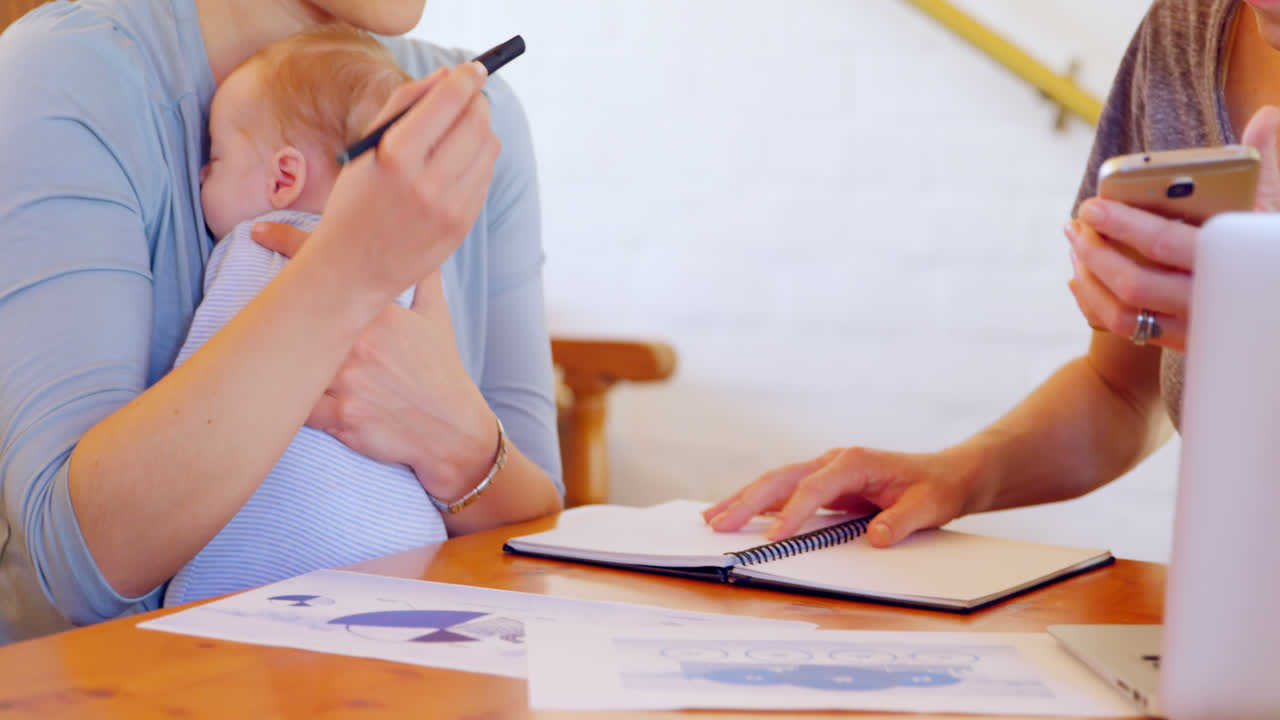 레즈비언 커플이 거실에서 일하는 4k