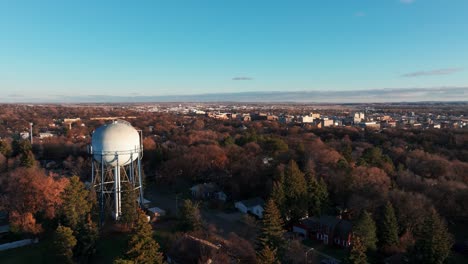 Vista-Aérea-De-Drones-De-Una-Torre-De-Agua-Al-Atardecer-En-Bismarck,-Dakota-Del-Norte