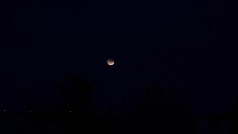 Nachtstadtbild-Mit-Vollmond,-Der-Von-Wolken-Bedeckt-Ist