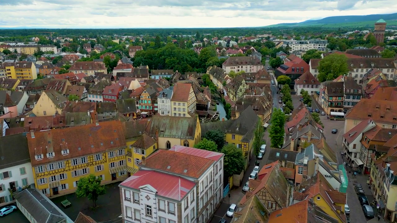 Video Drone Udara 4K rumah berbingkai kayu dan bangunan bersejarah di sepanjang Sungai Lauch yang berkelok-kelok melalui area Little Venice di Colmar, Prancis