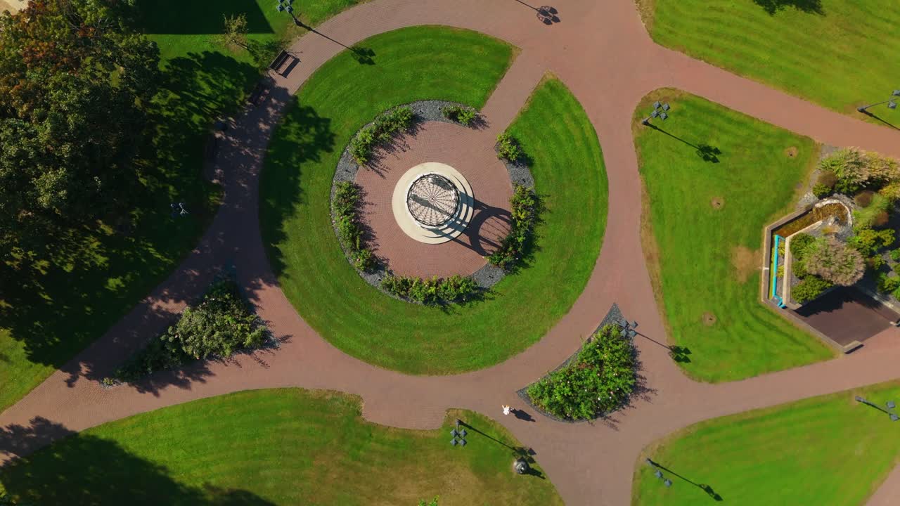 drone disparado sobre el parque jaunimo en sirvintos, lituania con céspedes en un día soleado