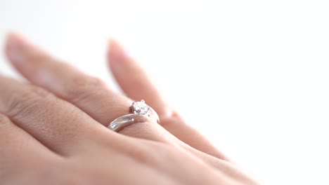 Close-up-woman-hand-wearing-a-ring,-blur-to-sharp