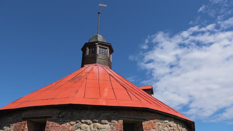 Ein-Faszinierender-Blick-Auf-Die-Festung-Von-Ihrer-Spitze-Mit-Einer-Angenehmen-Umgebung,-Russland