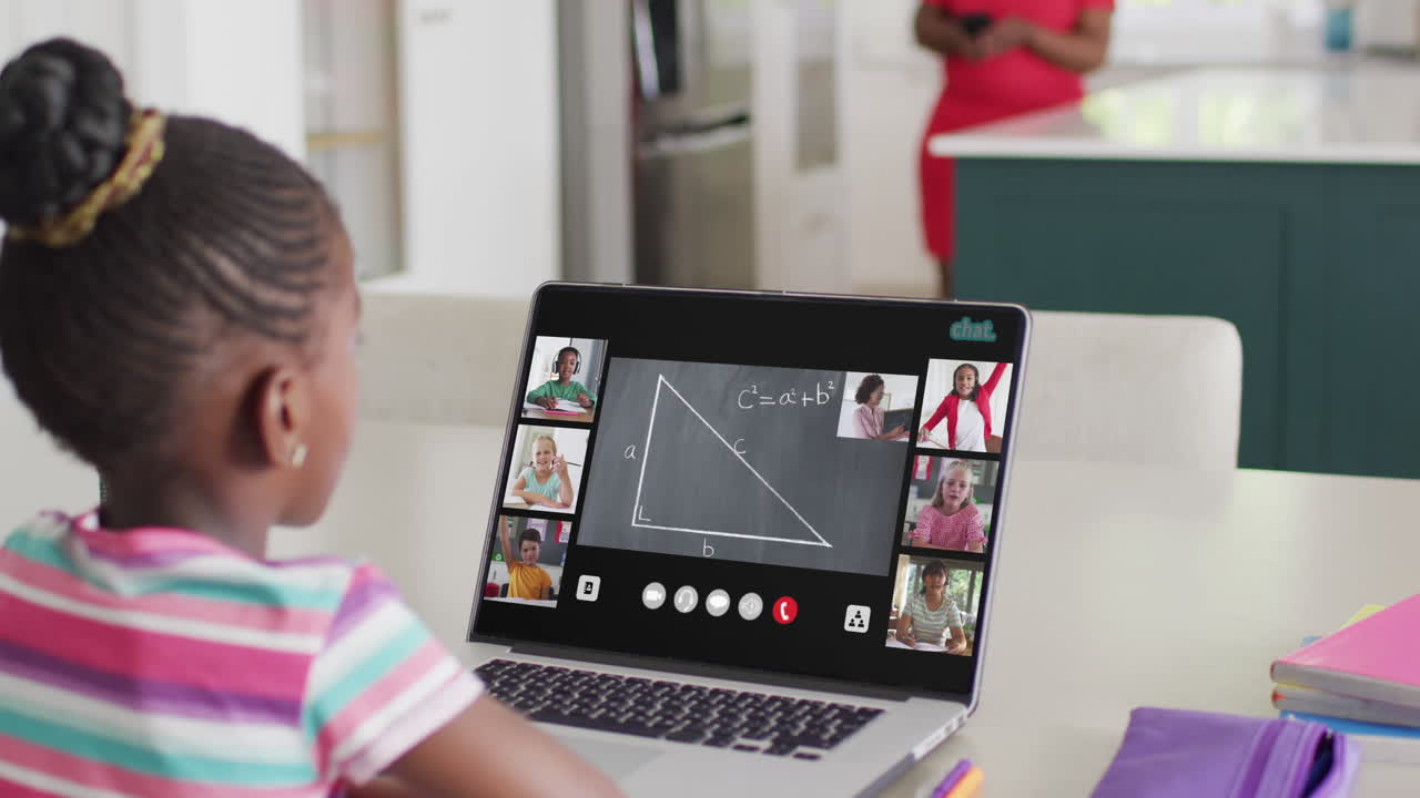 chica afroamericana en una computadora portátil aprendiendo en línea con matemáticas