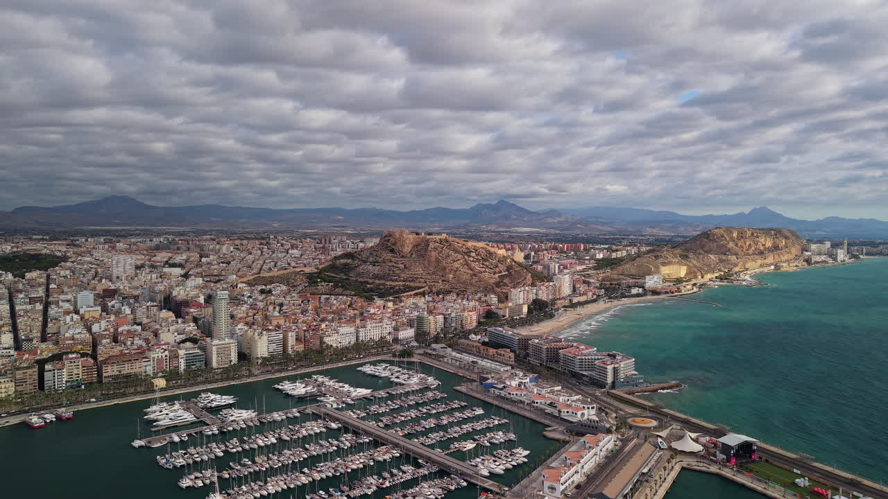 Alicante şehir marinası plajı ve Santa Barbara Kalesi'nin havadan panoramik görünümü