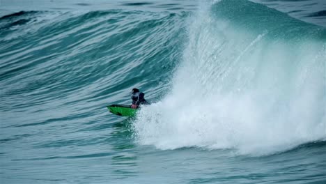 un body boarder surfeando en una ola