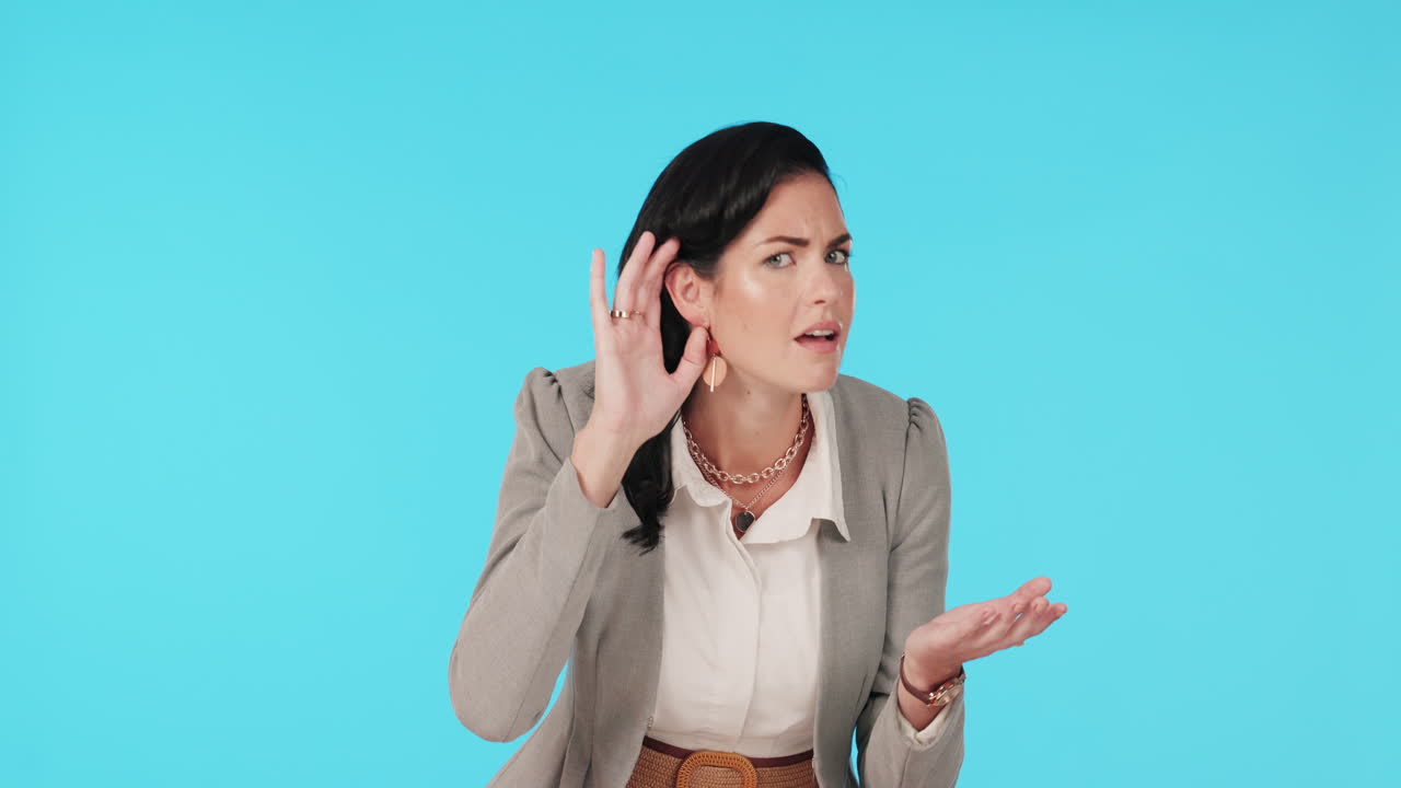 chismes, escuchar y mujer con su oído en un estudio