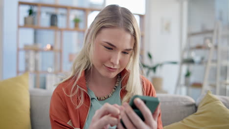 mujer, teléfono inteligente y desplazamiento en el sofá en casa