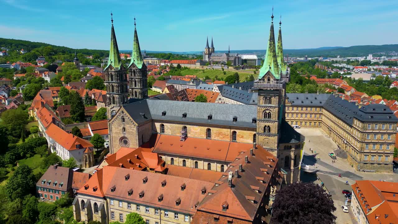 Video aereo con drone 4K delle torri campanarie della storica Cattedrale di Bamberga e dell'Abbazia di Michaelsberg nella Città Vecchia di Bamberga, Germania.