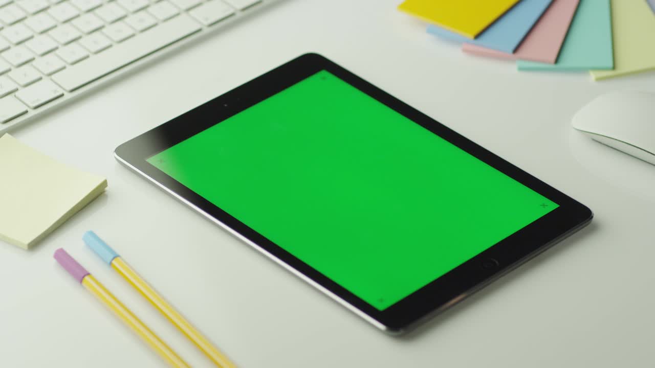 el diseñador está usando una tableta con pantalla verde en modo retrato. filmado en cámara de cine rojo en 4k (uhd). su fácil escala, girar y recortar sin perder calidad.