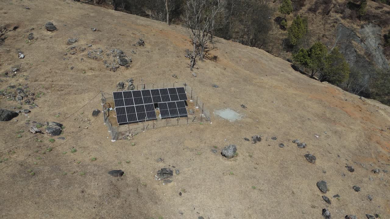 Opptak av en avsidesliggende nepalsk landsby som bruker solenergi til å heve vann. Fremhever fornybar energi, vanningsstøtte og bærekraftig bygdeutvikling.