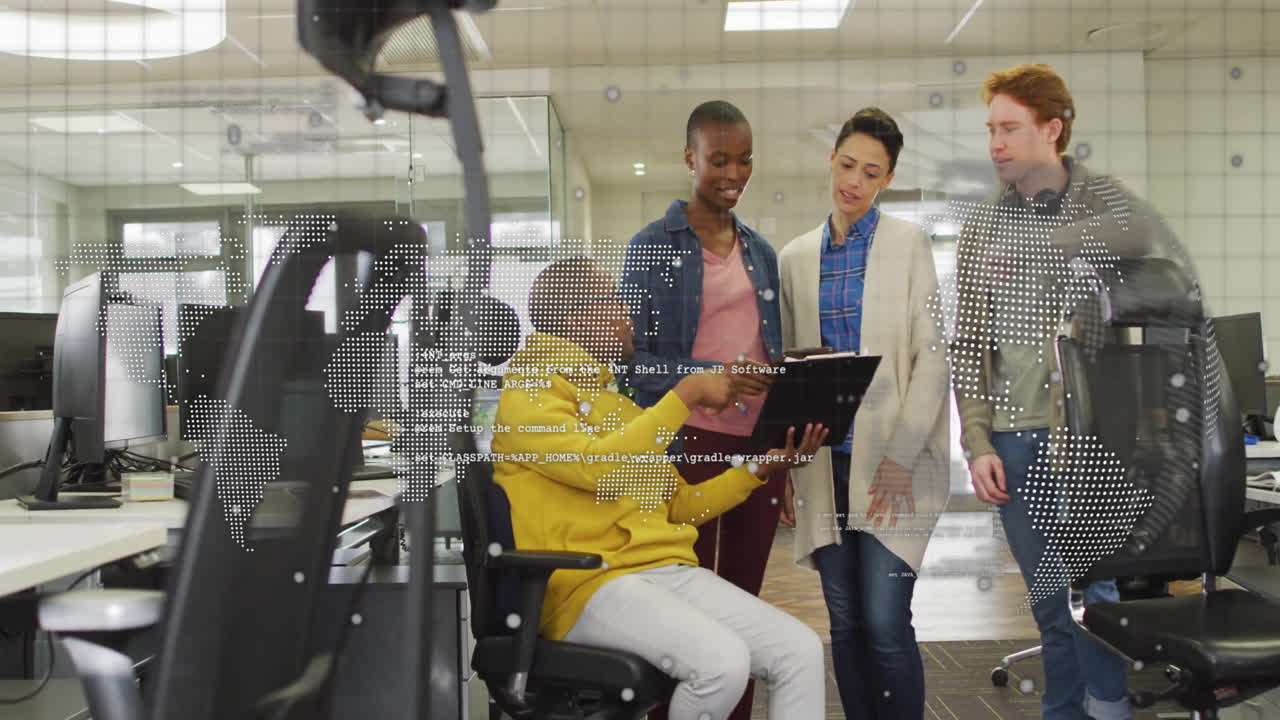 animación del procesamiento de datos sobre diversos colegas que usan tableta hablando en una oficina casual